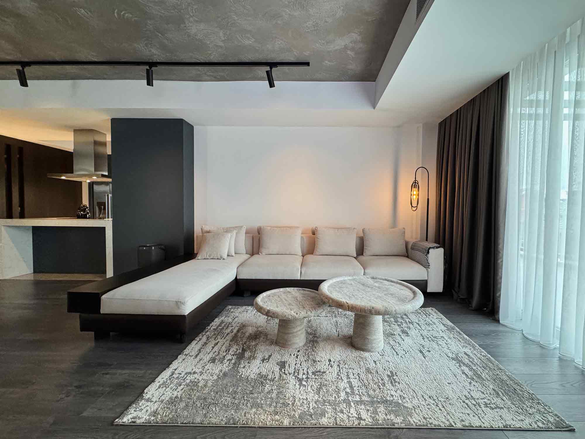 Zekeriyaköy'de Site İçerisinde Özel Dekorasyonlu Satılık Tam Müstakil Tripleks Villa 