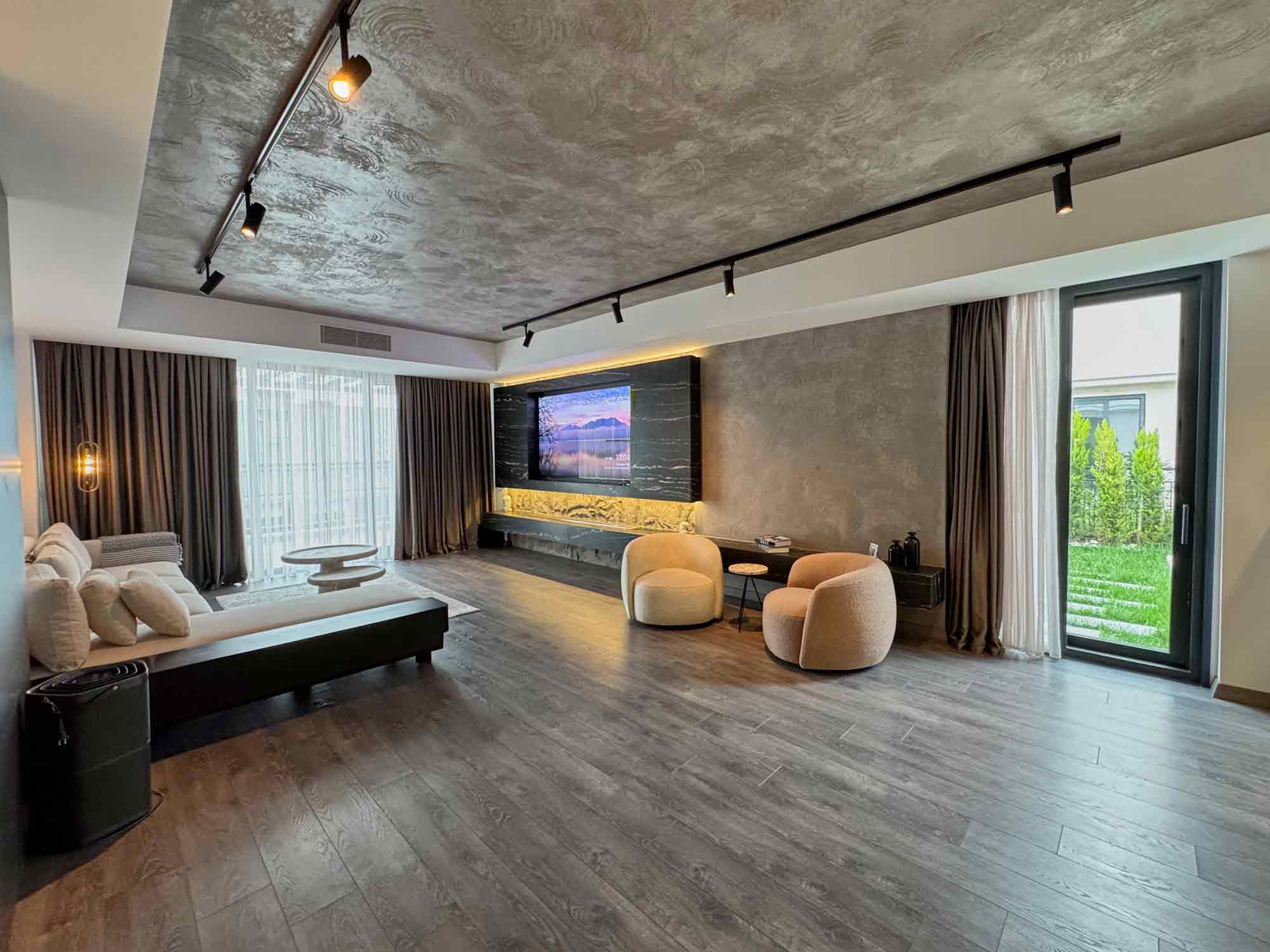 Zekeriyaköy'de Site İçerisinde Özel Dekorasyonlu Satılık Tam Müstakil Tripleks Villa 