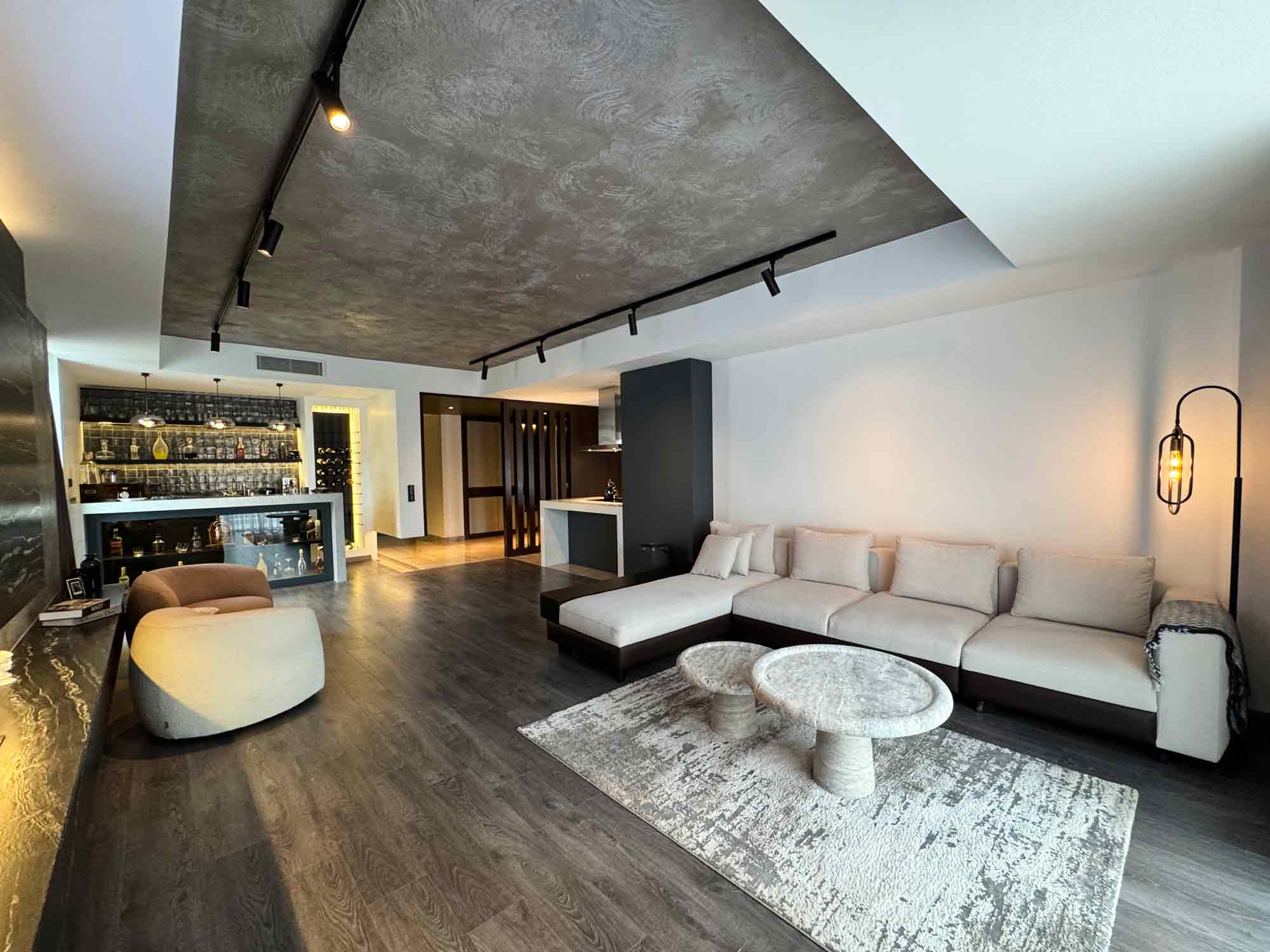 Zekeriyaköy'de Site İçerisinde Özel Dekorasyonlu Satılık Tam Müstakil Tripleks Villa 