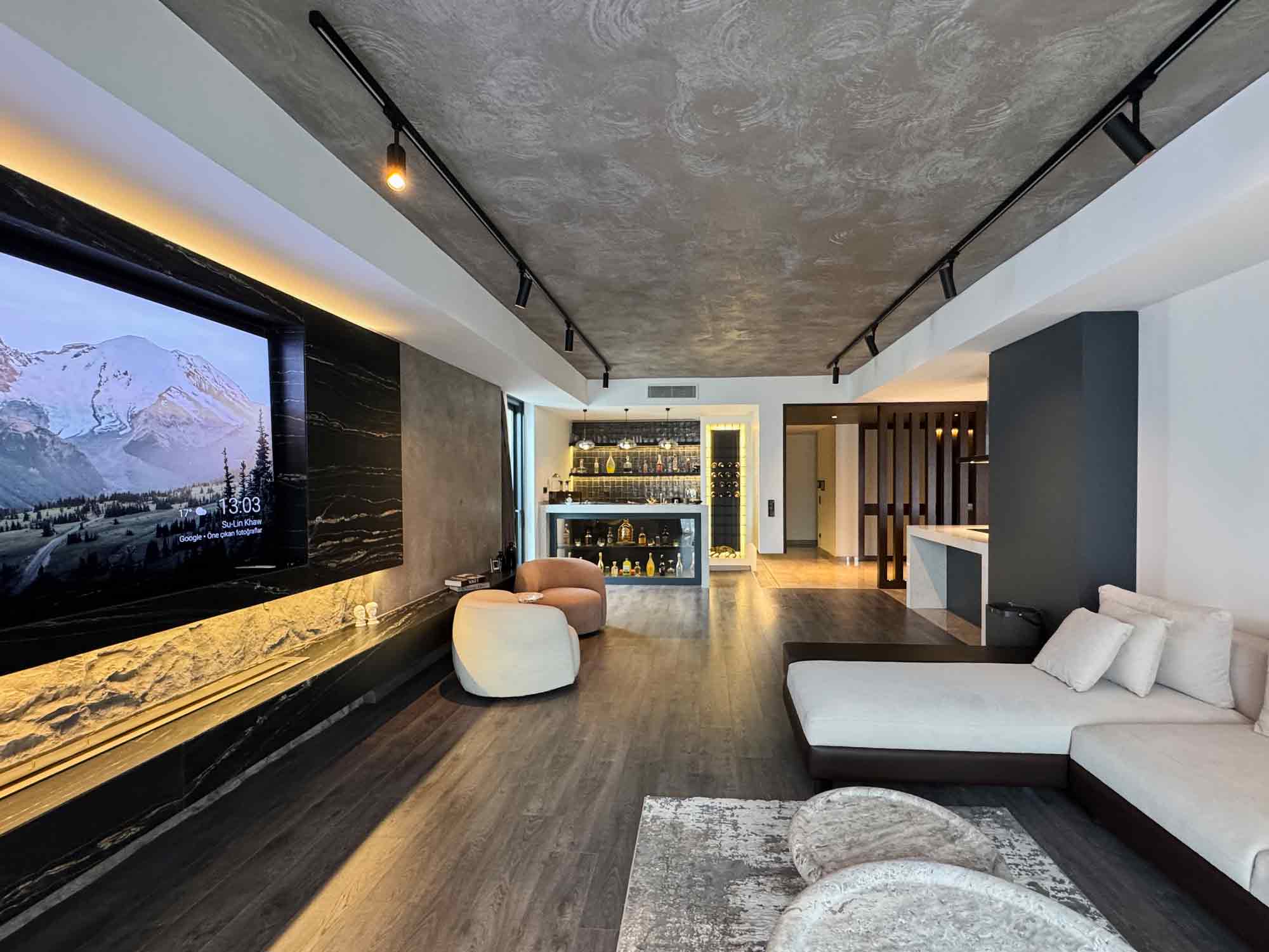 Zekeriyaköy'de Site İçerisinde Özel Dekorasyonlu Satılık Tam Müstakil Tripleks Villa 