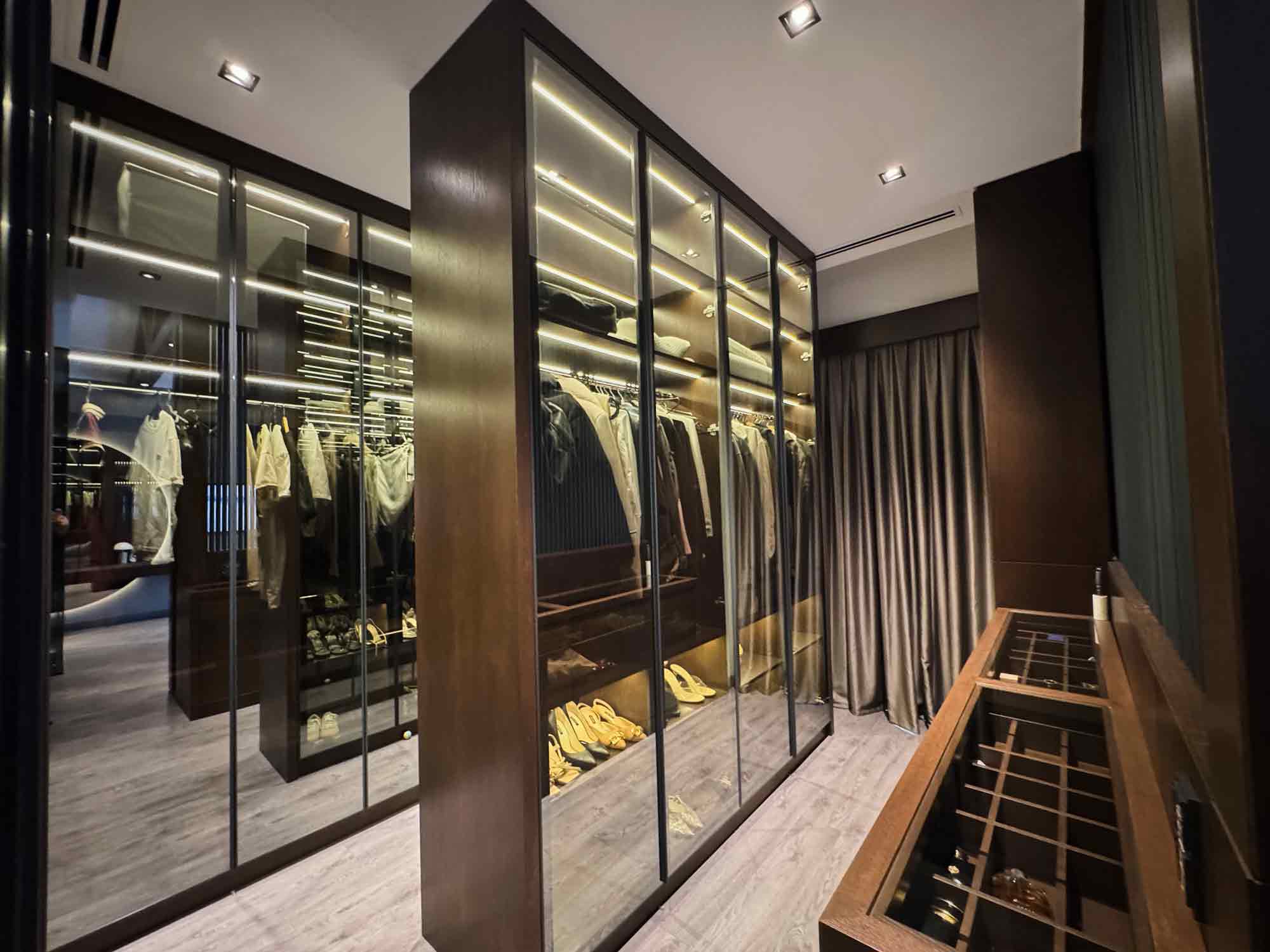 Zekeriyaköy'de Site İçerisinde Özel Dekorasyonlu Satılık Tam Müstakil Tripleks Villa 