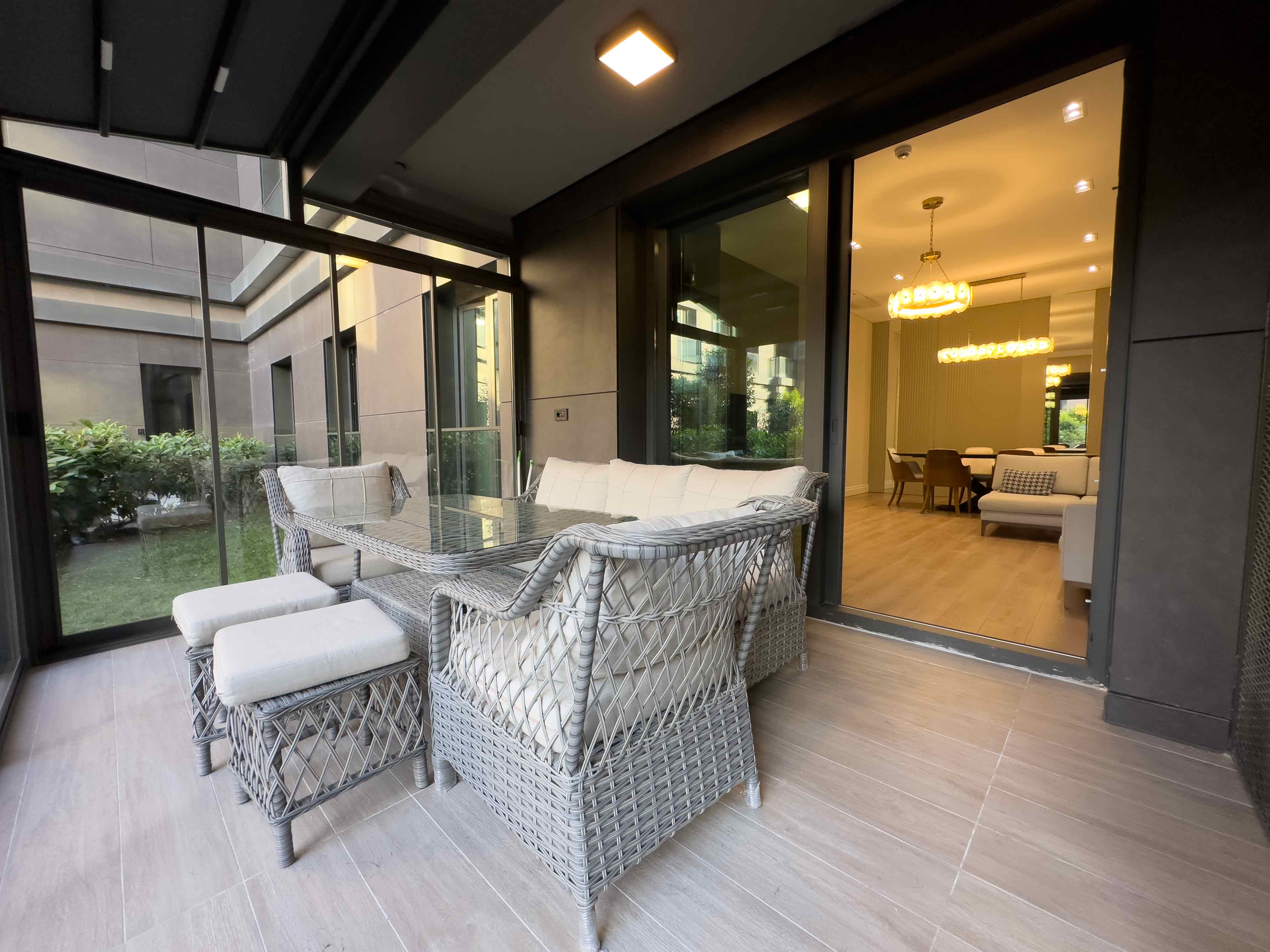 Avrupa Konutları Çamlıvadi'de Lüks Eşyalı ve Dekorasyonlu Kiralık 2+1 Bahçe Katı Daire