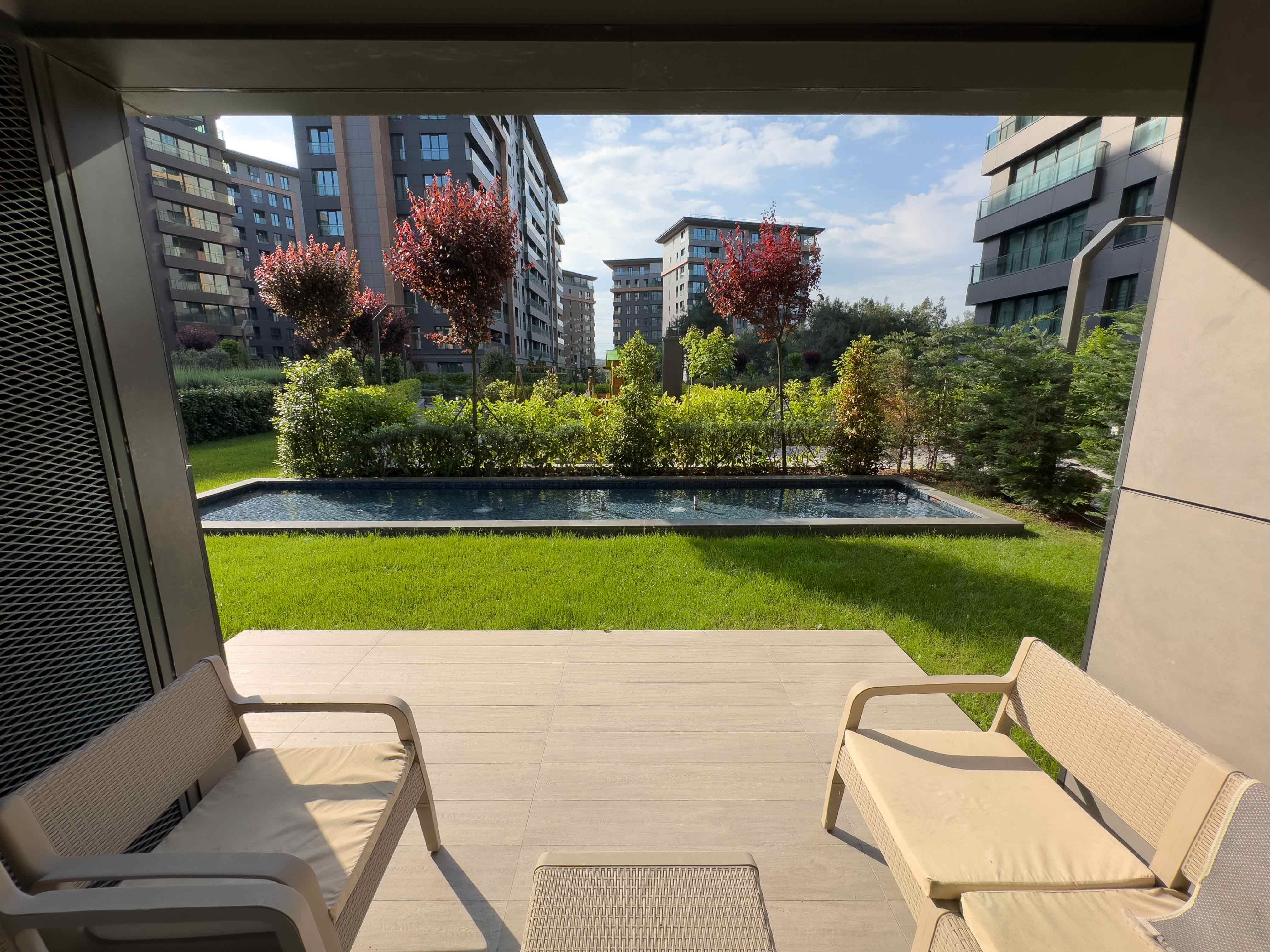 Avrupa Konutları Çamlıvadi'de Modern Eşyalı Kiralık 1+1 Bahçe Katı Daire