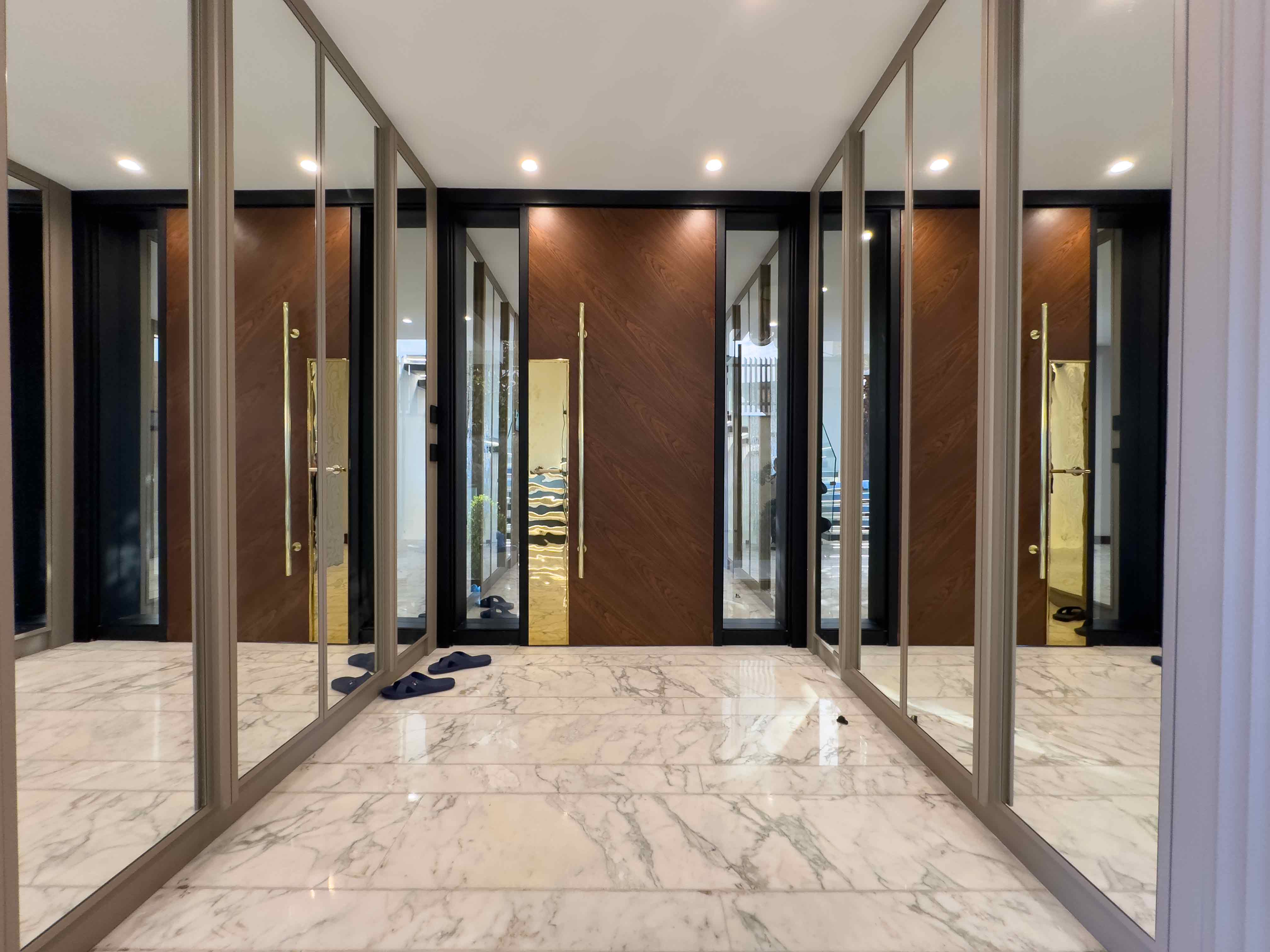 Sarıyer Maden'de 850m2 Arsa İçerisinde Satılık Boğaz Manzaralı Özel Mimari Villa