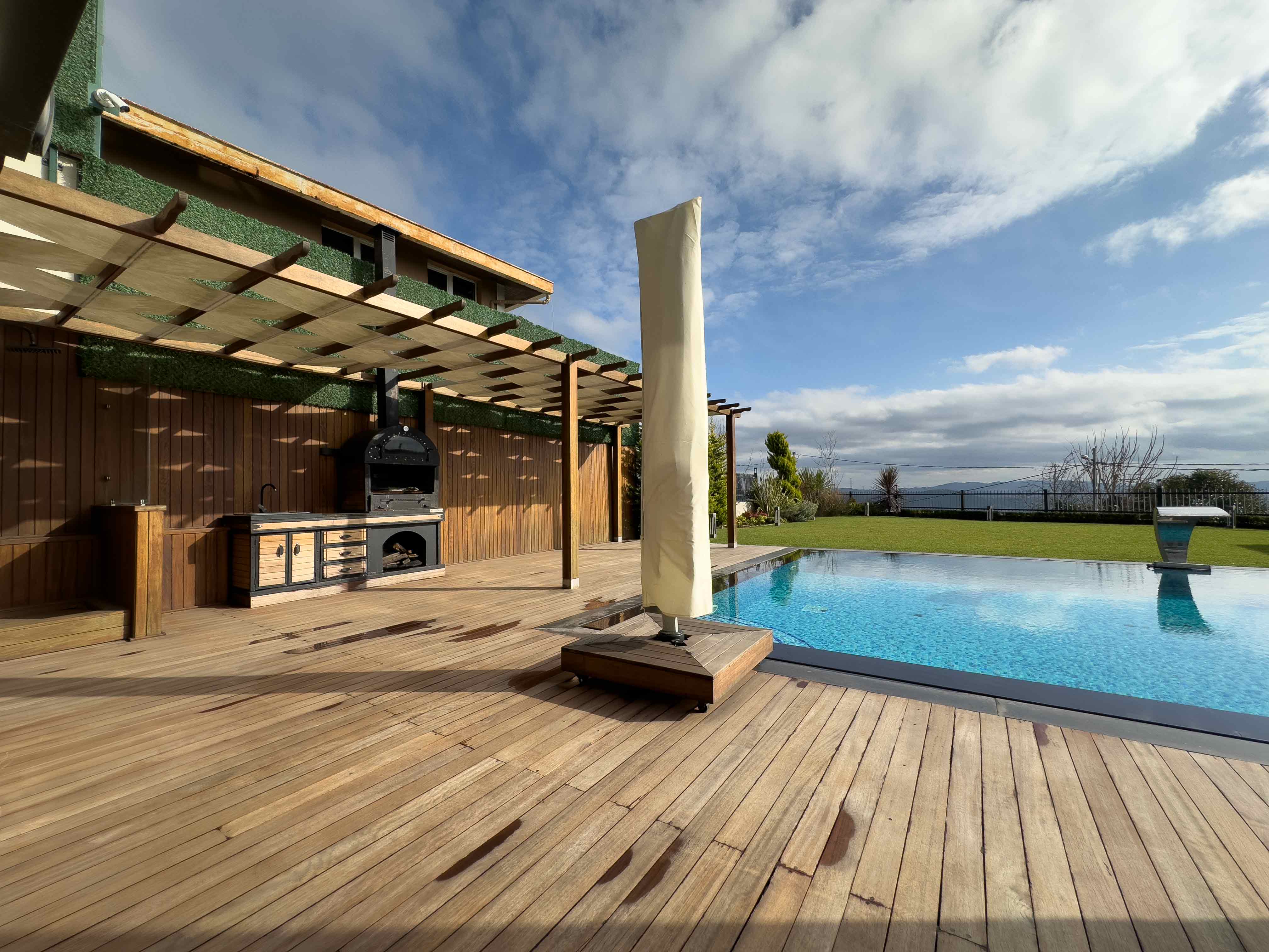 Sarıyer Maden'de 850m2 Arsa İçerisinde Satılık Boğaz Manzaralı Özel Mimari Villa