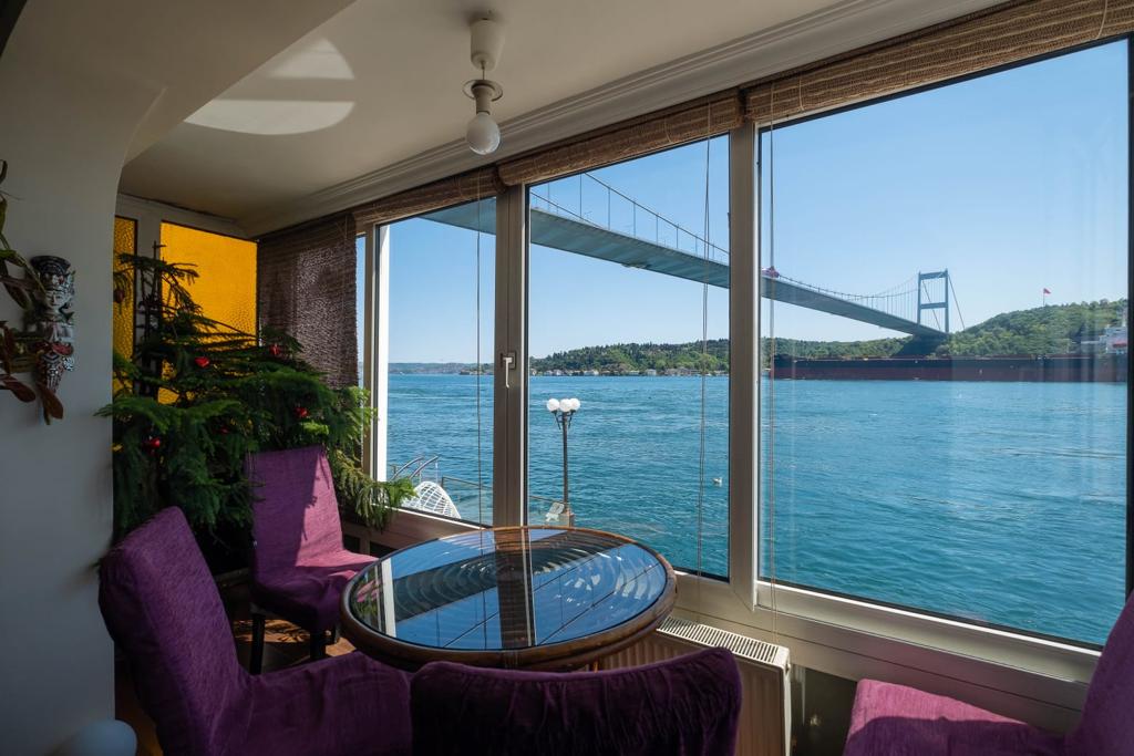 Rumeli Hisarı'nda Geniş Rıhtımlı Yalıda Satılık 3+1 Yalı Dairesi