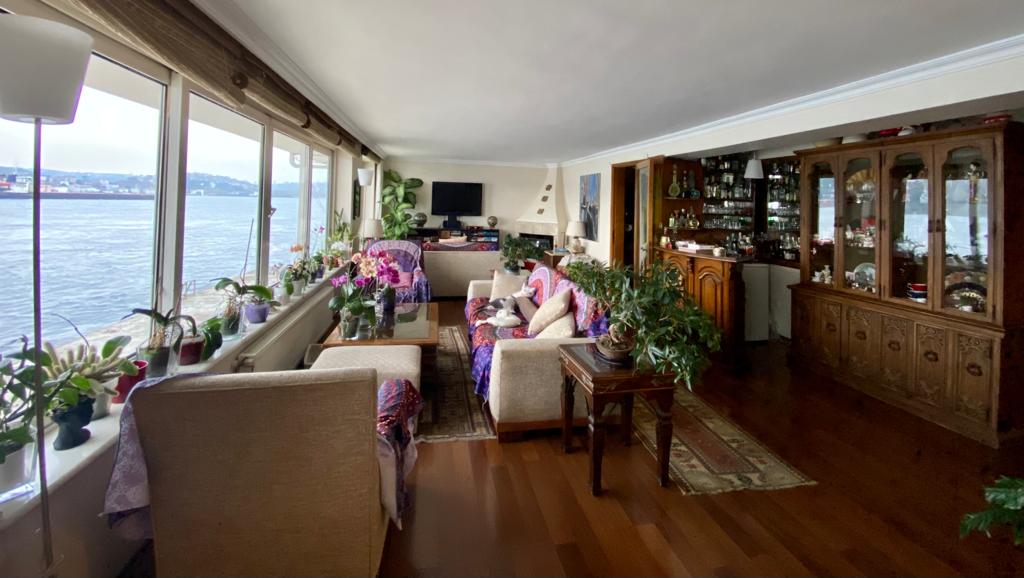 Rumeli Hisarı'nda Geniş Rıhtımlı Yalıda Satılık 3+1 Yalı Dairesi